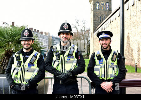 Cardiff, Großbritannien. 18 Jan, 2018. Spezial-konstabler Guto Gwilym (CORR), Spezial-konstabler Shabaz Ali (CORR) und pcso Simon Byard (CORR). Sicherheit außerhalb der Burg von Cardiff und die Vorbereitung für die Ankunft der Prinzen Harry und Meghan Markle. Credit: Jessica Gwynne/Alamy leben Nachrichten Stockfoto