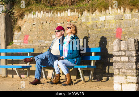 Bournemouth, Dorset, Großbritannien. 18 Jan, 2018. UK Wetter: ein schöner sonniger Tag am Strand von Bournemouth. Paar genießen den Sonnenschein Credit: Carolyn Jenkins/Alamy leben Nachrichten Stockfoto