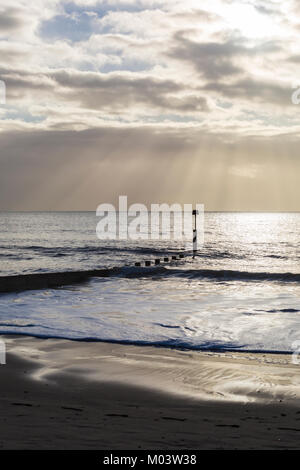 Bournemouth, Dorset, Großbritannien. 18 Jan, 2018. UK Wetter: Nach einer sehr windigen Nacht ein schöner sonniger Tag am Strand von Bournemouth. Sonnenstrahlen Sonnenstrahlen über dem Meer. Credit: Carolyn Jenkins/Alamy leben Nachrichten Stockfoto