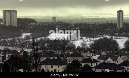 Glasgow, Schottland, Großbritannien, 18. Januar.de Wetter: Über Nacht Schnee und mehr schlechtes Wetter auf dem Weg wie es kommt über die Hügel aus dem Süden und es dunkelt in der Stadt. Credit: Gerard Fähre / alamy Leben Nachrichten Stockfoto