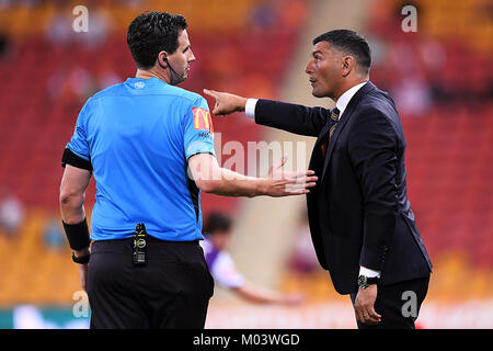 Brisbane, Queensland, Australien. 18 Jan, 2018. Brisbane Roar Head Coach John Aloisi (rechts) argumentiert mit gleichreferent Kris Griffith-Jones während der Runde 17 Hyundai A-League Match zwischen dem Brisbane Roar und der Perth Glory am Suncorp Stadium am Januar 18, 2018 in Brisbane, Australien. Credit: Albert Perez/ZUMA Draht/Alamy leben Nachrichten Stockfoto