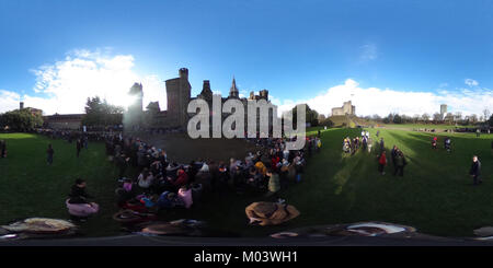 CARDIFF, Großbritannien. 18 Jan, 2018. Eine 360° Ansicht der Massen Versammlung in Cardiff Castle zu treffen und sehen, Prinz Harry und Meghan Markle. Credit: Jessica Gwynne/Alamy leben Nachrichten Stockfoto