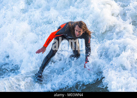 Bournemouth, Dorset, Großbritannien. 18 Jan, 2018. UK Wetter: Nach einer sehr windigen Nacht ein schöner sonniger Tag am Strand von Bournemouth. Surfer nutzen die großen Wellen und choppy Meeren. Surfer auf einer Welle. Credit: Carolyn Jenkins/Alamy leben Nachrichten Stockfoto