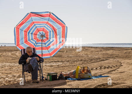 Levante Beach, Benidorm, Costa Blanca, Spanien, 18. Januar 2018. Britische Urlauber entfliehen dem kalten Wetter in Großbritannien. Touristen und Einheimische genießen die Wintersonne und die Tagestemperaturen in den hohen 20 Grad Celsius. Stockfoto