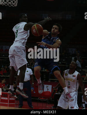 Caracas, Distrito Capital, Venezuela. 6. Sep 2013. September 06, 2013. Spieler Facundo Campazzo (d) aus Argentinien, versucht, den Ball zu übergeben und wird von Weyimi Rose, von Jamaika gekennzeichnet, während das Match in der zweiten Phase des FIBA Americas Basketball pre Wm 2013 in Caracas, Venezuela. Foto: Juan Carlos Hernandez Credit: Juan Carlos Hernandez/ZUMA Draht/Alamy leben Nachrichten Stockfoto