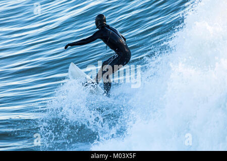 Bournemouth, Dorset, Großbritannien. 18 Jan, 2018. UK Wetter: Nach einer sehr windigen Nacht ein schöner sonniger Tag am Strand von Bournemouth. Surfer nutzen die großen Wellen und choppy Meeren. Surfer auf einer Welle. Credit: Carolyn Jenkins/Alamy leben Nachrichten Stockfoto