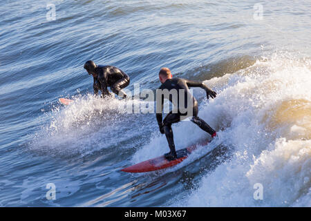 Bournemouth, Dorset, Großbritannien. 18 Jan, 2018. UK Wetter: Nach einer sehr windigen Nacht ein schöner sonniger Tag am Strand von Bournemouth. Surfer nutzen die großen Wellen und choppy Meeren. Surfer auf einer Welle. Credit: Carolyn Jenkins/Alamy leben Nachrichten Stockfoto