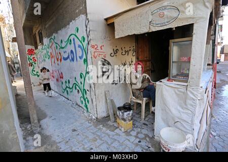 Gaza, Gazastreifen, palästinensischen Gebiet. 18 Jan, 2018. Ein palästinensischer Mann verkauft Zigaretten in Al Shati Flüchtlingslager in Gaza Stadt am Januar 18, 2018 Credit: Ashraf Amra/APA-Images/ZUMA Draht/Alamy leben Nachrichten Stockfoto