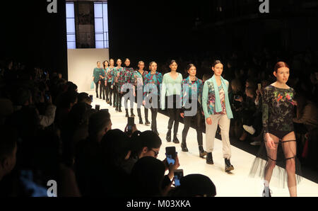 Berlin, Deutschland. 16 Jan, 2018. Modelle präsentieren die Herbst/Winter Kollektion 2018/2019 für das Label "Kaschmir" Während der Berlin Fashion Week im ewerk in Berlin, Deutschland, 16. Januar 2018. - Keine LEITUNG SERVICE-Credit: XAMAX/dpa/Alamy leben Nachrichten Stockfoto