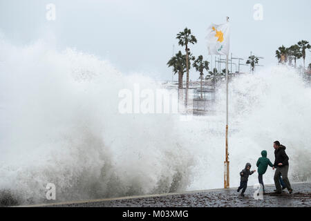 Paphos, Zypern. 18 Jan, 2018. Eine Gruppe von Menschen beobachten, wie große Wellen Teig direkt am Meer bei einem Sturm im Hafen von Paphos, Republik Zypern. Foto: Ian Rutherford/Alamy leben Nachrichten Stockfoto