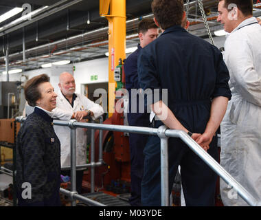 18. Januar 2018 Southampton, England. Bild Paul Watt/Alamy leben Nachrichten die Princess Royal Chats zu Kadetten im Maschinenraum des neuen St Marys Campus der Warsash Maritime Academy, die sie heute offiziell in Southampton, England eröffnet. Die Princess Royal heute, Donnerstag, den 18. Januar 2018, besuchte Southampton in England offiziell Neue warsash Maritime Academy St Marys Campus im Herzen der Stadt öffnen. Credit: PBWPIX/Alamy leben Nachrichten Stockfoto