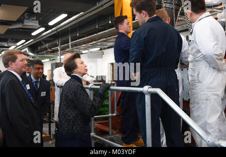 18. Januar 2018 Southampton, England. Bild Paul Watt/Alamy leben Nachrichten die Princess Royal Chats zu Kadetten im Maschinenraum des neuen St Marys Campus der Warsash Maritime Academy, die sie heute offiziell in Southampton, England eröffnet. Die Princess Royal heute, Donnerstag, den 18. Januar 2018, besuchte Southampton in England offiziell Neue warsash Maritime Academy St Marys Campus im Herzen der Stadt öffnen. Credit: PBWPIX/Alamy leben Nachrichten Stockfoto