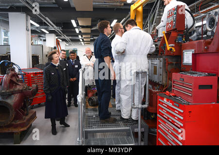 18. Januar 2018 Southampton, England. Bild Paul Watt/Alamy leben Nachrichten die Princess Royal Chats zu Kadetten im Maschinenraum des neuen St Marys Campus der Warsash Maritime Academy, die sie heute offiziell in Southampton, England eröffnet. Die Princess Royal heute, Donnerstag, den 18. Januar 2018, besuchte Southampton in England offiziell Neue warsash Maritime Academy St Marys Campus im Herzen der Stadt öffnen. Credit: PBWPIX/Alamy leben Nachrichten Stockfoto