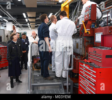 18. Januar 2018 Southampton, England. Bild Paul Watt/Alamy leben Nachrichten die Princess Royal Chats zu Kadetten im Maschinenraum des neuen St Marys Campus der Warsash Maritime Academy, die sie heute offiziell in Southampton, England eröffnet. Die Princess Royal heute, Donnerstag, den 18. Januar 2018, besuchte Southampton in England offiziell Neue warsash Maritime Academy St Marys Campus im Herzen der Stadt öffnen. Credit: PBWPIX/Alamy leben Nachrichten Stockfoto