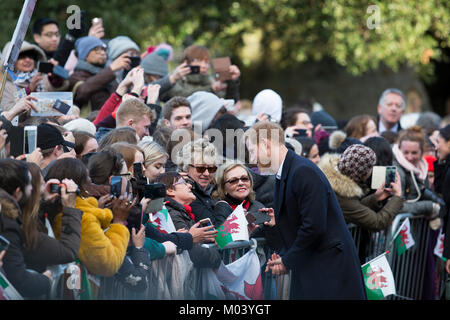 Cardiff, Großbritannien. 18 Jan, 2018. eifrig Menschenmassen grüße Prinz Harry und Ms Meghan Markle auf Ihren royal Engagement Tour durch Großbritannien Quelle: beks Matthews/Alamy leben Nachrichten Stockfoto