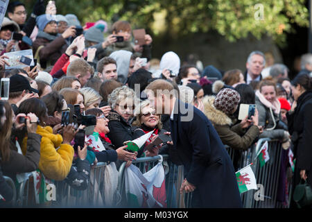 Cardiff, Großbritannien. 18 Jan, 2018. eifrig Menschenmassen grüße Prinz Harry und Ms Meghan Markle auf Ihren royal Engagement Tour durch Großbritannien Quelle: beks Matthews/Alamy leben Nachrichten Stockfoto