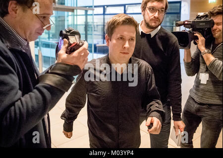 Berlin, Deutschland. 18 Jan, 2018. Kevin Kuehnert, der Führer der Sozialistischen Jugend, kommt auf einer Pressekonferenz in der SPD-Zentrale (Willy-Brandt-Haus) in Berlin, Deutschland, 18. Januar 2018. Die Sozialdemokraten diskutieren über die Möglichkeit der Bildung einer Regierung mit den Christdemokraten bei einem Sonderparteitag. Quelle: Michael Kappeler/dpa/Alamy leben Nachrichten Stockfoto