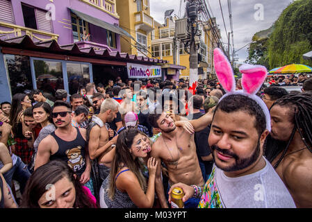 Sao Paulo, Brasilien. 18 Jan, 2018. Leute die Straßen von Sao Paulo vor Karneval. Der Verkehr in einigen Gemeinden wurde gestoppt. Für diejenigen, die in der Partei waren, die Stimmung war festlich. Gekleidet und glitzerte, die revelers, sang und tanzte aus Karneval und Samba. Credit: Cris Fafa/ZUMA Draht/Alamy leben Nachrichten Stockfoto