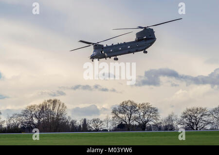 Sywell, Northamptonshire, Großbritannien vom 18. Januar 2018. Eine Chinook Hubschrauber landet auf der Sywell Flugplatz zu diesem Nachmittag tanken, das ist ein seltener Besuch auf dem Flugplatz. Credit: Keith J Smith./Alamy leben Nachrichten Stockfoto