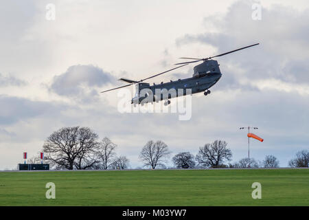 Sywell, Northamptonshire, Großbritannien vom 18. Januar 2018. Eine Chinook Hubschrauber landet auf der Sywell Flugplatz zu diesem Nachmittag tanken, das ist ein seltener Besuch auf dem Flugplatz. Credit: Keith J Smith./Alamy leben Nachrichten Stockfoto