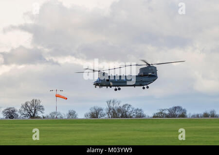 Sywell, Northamptonshire, Großbritannien vom 18. Januar 2018. Eine Chinook Hubschrauber landet auf der Sywell Flugplatz zu diesem Nachmittag tanken, das ist ein seltener Besuch auf dem Flugplatz. Credit: Keith J Smith./Alamy leben Nachrichten Stockfoto