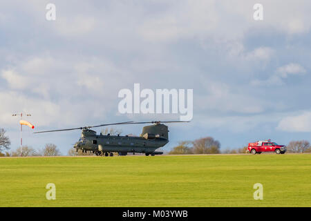 Sywell, Northamptonshire, Großbritannien vom 18. Januar 2018. Eine Chinook Hubschrauber landet auf der Sywell Flugplatz zu diesem Nachmittag tanken, das ist ein seltener Besuch auf dem Flugplatz. Credit: Keith J Smith./Alamy leben Nachrichten Stockfoto