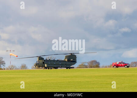 Sywell, Northamptonshire, Großbritannien vom 18. Januar 2018. Eine Chinook Hubschrauber landet auf der Sywell Flugplatz zu diesem Nachmittag tanken, das ist ein seltener Besuch auf dem Flugplatz. Credit: Keith J Smith./Alamy leben Nachrichten Stockfoto