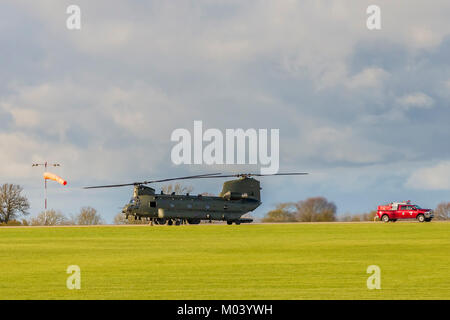 Sywell, Northamptonshire, Großbritannien vom 18. Januar 2018. Eine Chinook Hubschrauber landet auf der Sywell Flugplatz zu diesem Nachmittag tanken, das ist ein seltener Besuch auf dem Flugplatz. Credit: Keith J Smith./Alamy leben Nachrichten Stockfoto