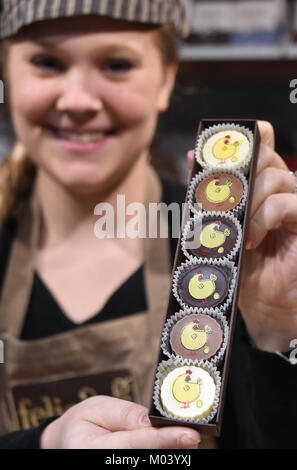 Berlin, Deutschland. 18 Jan, 2018. Marie Bienstman bietet eine faire Neuheit, den "Goldenen Huhn', der in der Brandenburg Halle der Internationalen Grünen Woche in Berlin, Deutschland, 18. Januar 2018. Diese sind Pralinen mit Eierlikör gefüllt. Foto: Bernd Settnik/dpa-Zentralbild/dpa/Alamy leben Nachrichten Stockfoto