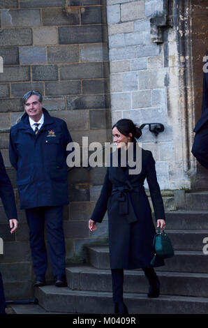 Cardiff, Großbritannien. 18 Jan, 2018. Das Schloss von Cardiff, Cardiff. 18/01/10. Seine Königliche Hoheit Prinz Henry von Wales und Meghan Markle verlassen Cardiff Castle. Foto Credit: Bethanien Shorey/Alamy leben Nachrichten Stockfoto