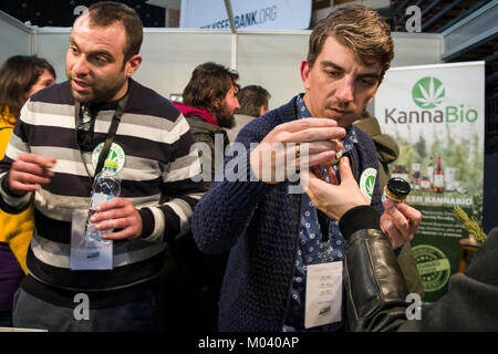 Griechenland ist auf der Schiene, der die medizinische Verwendung von Marihuana in den kommenden Wochen zu genehmigen, Menschenmassen, verpackt in den ersten Athen Cannabis Expo am 14.01.2018. Credit: Veronika Merkova/Alamy leben Nachrichten Stockfoto