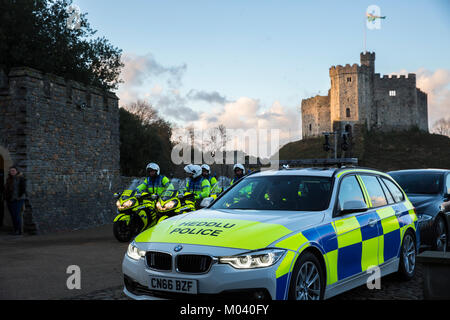 Cardiff, Wales, UK. 18. Januar 2018. Polizei escorts Vorbereitung das Schloss von Cardiff mit Prinz Harry und Meghan Markle zu verlassen. © sian Reekie Stockfoto