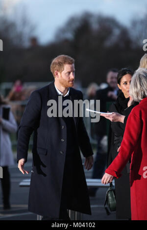 Star Nabenmitte, Tremorfa, Cardiff, Großbritannien. 18 Jan, 2018. UK. Seine Königliche Hoheit Prinz Henry von Wales, allgemein bekannt als Prinz Harry und seine Verlobte, US-amerikanische Schauspielerin Meghan Markle finden Sie auf der Star Hub Gemeinschaft und Freizeitanlage zu sehen, die mitten in der Mobilisierung junger Menschen im Sport arbeiten. Credit: Kerry Elsworth/Alamy leben Nachrichten Stockfoto