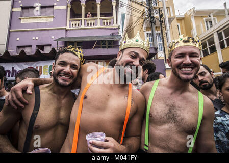 Sao Paulo, Brasilien. 18 Jan, 2018. Pre-Karneval. Der Verkehr in einigen Gemeinden wurde gestoppt. Für diejenigen, die in der Partei waren, die Stimmung war festlich. Gekleidet und durch den Körper glitzerten, Nachtschwärmer, sang und tanzte aus Karneval und Samba. Credit: Cris Fafa/ZUMA Draht/Alamy leben Nachrichten Stockfoto