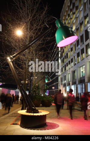 Die Londoner Lumiere licht Festival in Kings Cross, 2018 - Die Lampounette Anzeige der legendären Schreibtisch Lampen auf Kings Boulevard, im Norden von London, Großbritannien Stockfoto