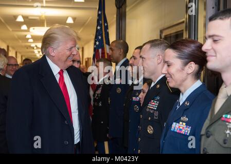 Arlington, Vereinigten Staaten von Amerika. 18 Jan, 2018. Us-Präsident Donald Trump spricht Mitglieder Service nach einem Treffen im Januar 18, das Pentagon in Arlington, Virginia, 2018. Credit: Planetpix/Alamy leben Nachrichten Stockfoto