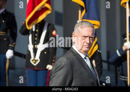 Arlington, Vereinigten Staaten von Amerika. 18 Jan, 2018. Us-Verteidigungsminister James Mattis wartet auf die Ankunft von Präsident Donald Trump im Pentagon Januar 18, 2018 in Arlington, Virginia. Credit: Planetpix/Alamy leben Nachrichten Stockfoto