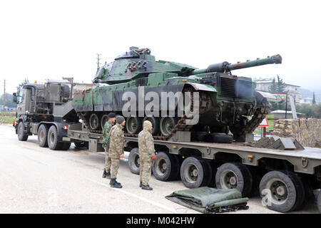 Ankara. 18 Jan, 2018. Ein türkisches Tank ist an der türkisch-syrischen Grenze in der Provinz Hatay, Türkei, Jan. 18, 2018 transportiert. Türkische Armee versandt Panzern und gepanzerten Fahrzeuge an die südliche Grenze der Provinz Hatay am Donnerstag als Vorbereitung einer möglichen militärischen Aktion in Syrien Afrin, staatliche Anadolu Agentur berichtet. Quelle: Xinhua/Alamy leben Nachrichten Stockfoto