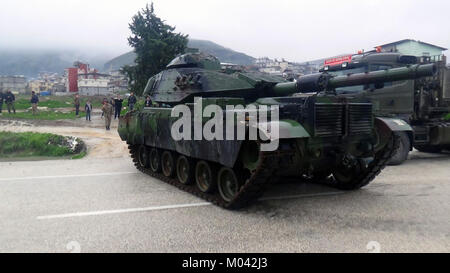 Ankara. 18 Jan, 2018. Ein türkisches Tank kommt an einem Militärstützpunkt in der Nähe der türkisch-syrischen Grenze in der Provinz Hatay, Türkei, 18.01.2018. Türkische Armee versandt Panzern und gepanzerten Fahrzeuge an die südliche Grenze der Provinz Hatay am Donnerstag als Vorbereitung einer möglichen militärischen Aktion in Syrien Afrin, staatliche Anadolu Agentur berichtet. Quelle: Xinhua/Alamy leben Nachrichten Stockfoto