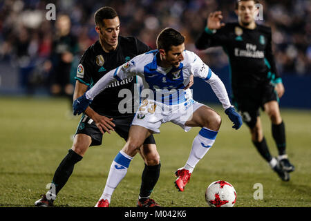 Leganes, Spanien. 18. Januar, 2018. Omar Ramos (Leganes FC) kämpft um den Ball Lucas Vazquez (Real Madrid), 4 Copa del Rey Match zwischen Leganes FC vs Real Madrid im Municipal de Butarque Stadion in Madrid, Spanien, 18. Januar 2018. Credit: Gtres Información más Comuniación auf Linie, S.L./Alamy leben Nachrichten Stockfoto