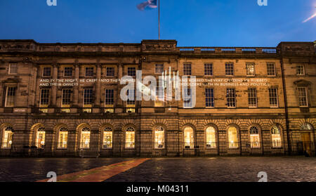 Edinburgh, Schottland, Großbritannien. 18 Jan, 2018. Val McDermid die Kurzgeschichte 'New Year's Auferstehung' in 12 verschiedenen Standorten an einem Abend Wanderweg rund um das Stadtzentrum von Edinburgh feiert den Edinburgh literarisches Erbe. In Auftrag gegeben und von Edinburgh's Hogmanay und Edinburgh International Book Festival, in Verbindung mit dem Edinburgh UNESCO Stadt der Literatur Vertrauen vorgestellt. Projektionen durch doppelte Produktionen. Der Start des Pfades an der Signet Bibliothek auf der Royal Mile. Stockfoto
