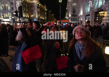 London, Großbritannien. 18 Jan, 2018. Menschen in Piccadilly Circus während der Lumiere London Festival in London 2018. Foto Datum: Donnerstag, 18. Januar 2018. Credit: Roger Garfield/Alamy leben Nachrichten Stockfoto