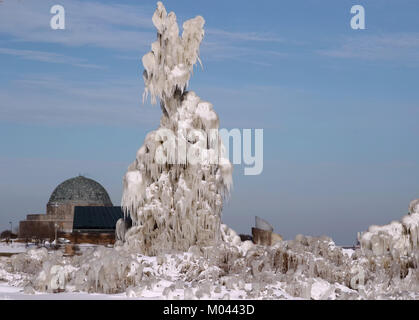 Chicago, USA. 18 Jan, 2018. Downtown Chicago ist durch Eis bedeckte Bäume im nördlichsten Insel von Chicago, USA, am 18.01.2018. Extrem kaltes Wetter schlägt US-Midwest diese Woche mit Schnee und Schnee Dusche, und viele Bäume am Ufer des Michigan See in der Innenstadt von Chicago sind mit Eiszapfen abgedeckt. Credit: Wang Ping/Xinhua/Alamy leben Nachrichten Stockfoto