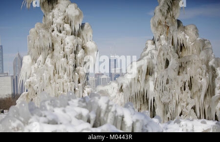 Chicago, USA. 18 Jan, 2018. Downtown Chicago ist durch Eis bedeckte Bäume im nördlichsten Insel von Chicago, USA, am 18.01.2018. Extrem kaltes Wetter schlägt US-Midwest diese Woche mit Schnee und Schnee Dusche, und viele Bäume am Ufer des Michigan See in der Innenstadt von Chicago sind mit Eiszapfen abgedeckt. Credit: Wang Ping/Xinhua/Alamy leben Nachrichten Stockfoto