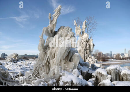 Chicago, USA. 18 Jan, 2018. Downtown Chicago ist durch Eis bedeckte Bäume im nördlichsten Insel von Chicago, USA, am 18.01.2018. Extrem kaltes Wetter schlägt US-Midwest diese Woche mit Schnee und Schnee Dusche, und viele Bäume am Ufer des Michigan See in der Innenstadt von Chicago sind mit Eiszapfen abgedeckt. Credit: Wang Ping/Xinhua/Alamy leben Nachrichten Stockfoto