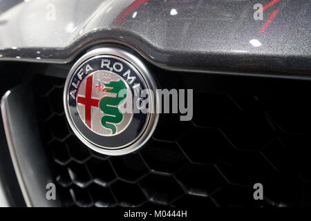 Montreal, Kanada. 18 Jan, 2018. Nahaufnahme eines Alfa-Romeo Emblem am Montreal Auto Show. Credit: Mario Beauregrad/Alamy leben Nachrichten Stockfoto