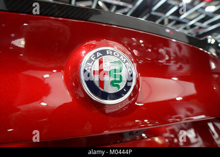 Montreal, Kanada. 18 Jan, 2018. Nahaufnahme eines Alfa-Romeo Emblem am Montreal Auto Show. Credit: Mario Beauregrad/Alamy leben Nachrichten Stockfoto