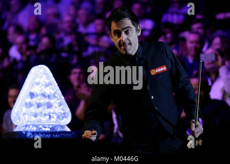 London, Großbritannien. 18 Jan, 2018. Ronnie O'Sullivan von England an der Trophäe, als er für die viertelfinalegleichen mit Mark Allen Nordirlands bei Snooker Meister 2018 im Alexandra Palace in London, Großbritannien auf Jan. 18, 2018 eintrifft. O'Sullivan verlor 1-6. Quelle: Tim Irland/Xinhua/Alamy leben Nachrichten Stockfoto