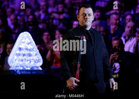 London, Großbritannien. 18 Jan, 2018. Mark Allen in Nordirland an der Trophäe, als er für die viertelfinalegleichen mit Ronnie O'Sullivan von England an Snooker Meister 2018 im Alexandra Palace in London, Großbritannien auf Jan. 18, 2018 eintrifft. Allen gewann 6-1. Quelle: Tim Irland/Xinhua/Alamy leben Nachrichten Stockfoto