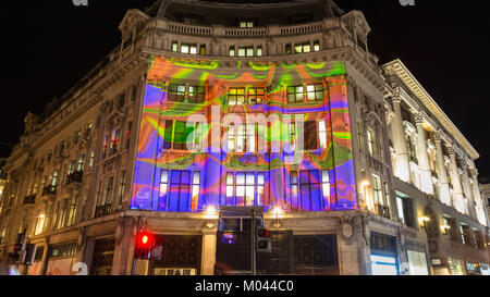 London, Großbritannien. 18. Jan 2018. Lumiere London 2018 Lichter Festival. Oxford Circus und Regent Street sind für den Verkehr gesperrt, wie Leute die bunten Bilder auf Gebäude auf Oxford Circus projizierte Ansicht. Lumiere London ist ein Festival, präsentiert eine Reihe von Kunst im öffentlichen Raum arbeiten und Lichtinstallationen in der Hauptstadt. Credit: Imageplotter Nachrichten und Sport/Alamy leben Nachrichten Stockfoto